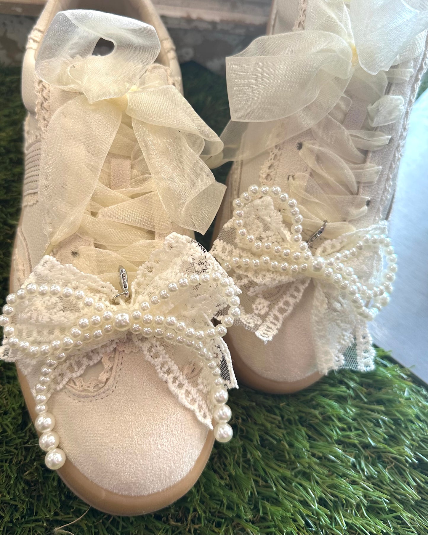 "Dixi" Leather Shoe with Pearl & Lace Bow