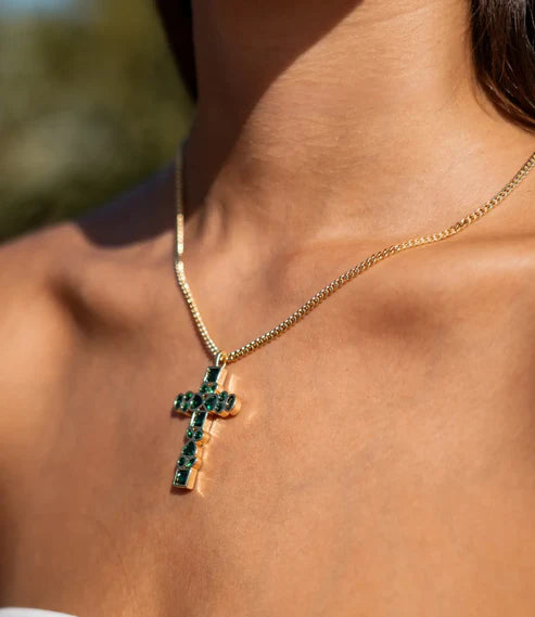 Cross Necklace with Green Zirconia – Elegance and Timeless Style